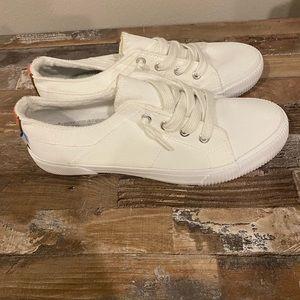 Tommy Bahama women’s canvas slip-on. Size 8